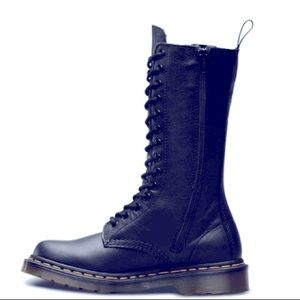 *New in box* women’s 14 eyehole Dr. Martens boots